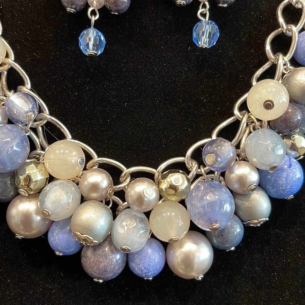 Multcolored Pearl Plastron Necklace & Earrings - Picture 4 of 7